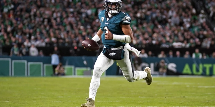Jalen Hurts shakes off knee injury and leads Eagles past Cowboys 28-23 for NFL best 8-1 mark