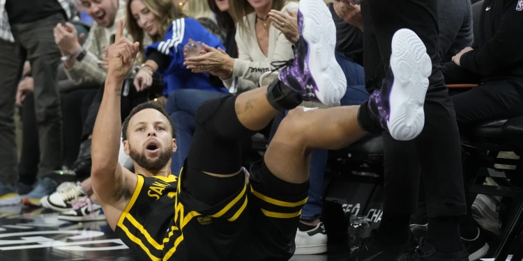 Curry extends NBA 3-point shooting record as Warriors top Rockets 121-116