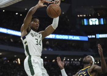Giannis Antetokounmpo scores franchise-record 64 points, Bucks beat Pacers