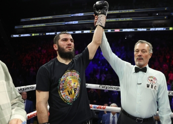 Artur Beterbiev batters Callum Smith in 7 to retain light heavyweight titles