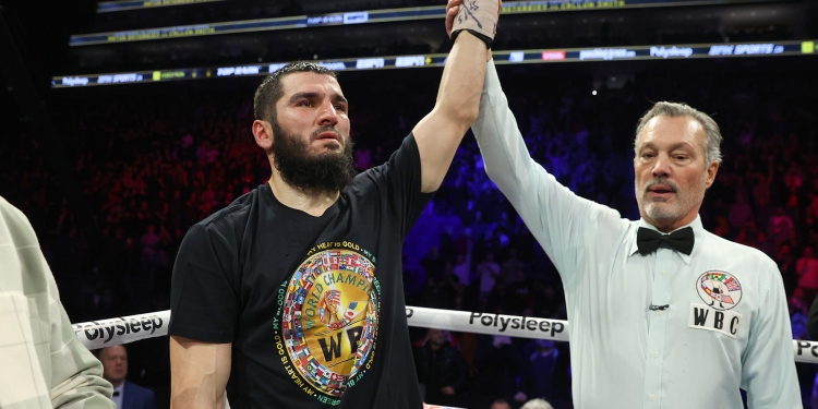 Artur Beterbiev batters Callum Smith in 7 to retain light heavyweight titles