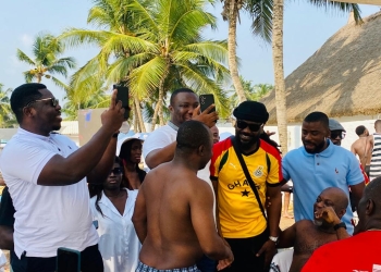 Renowned Ghanaian Artiste Samini boosts Black Stars’ morale in Abidjan