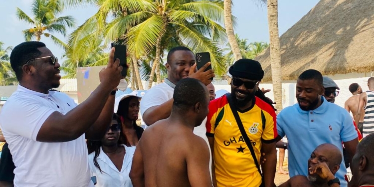 Renowned Ghanaian Artiste Samini boosts Black Stars’ morale in Abidjan