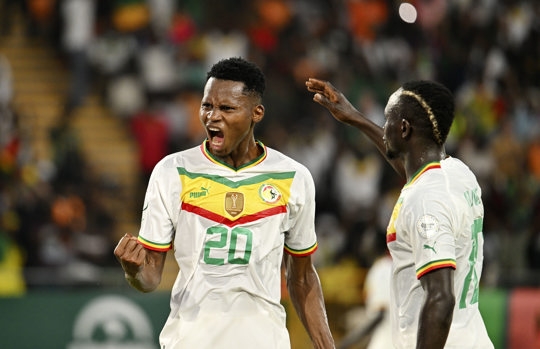 Senegal see off Cameroon 3-1 to qualify for knockout stage