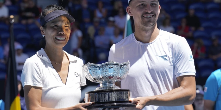 Hsieh Su-wei and Jan Zielinski win the mixed doubles title at the Australian Open