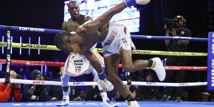 Foster defeats Nova by decision to retain WBC world title