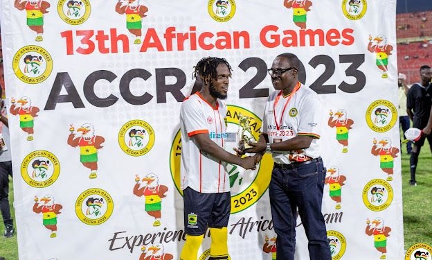 Accra 2023 LOC present special trophy to Mukwala