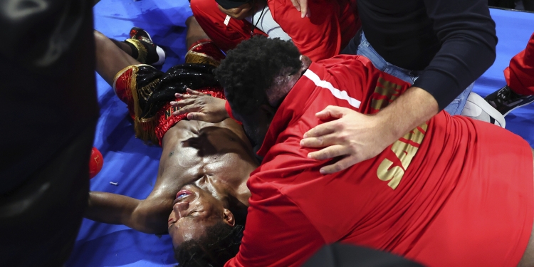 Raymond Ford wins featherweight title with 12th-round miracle TKO