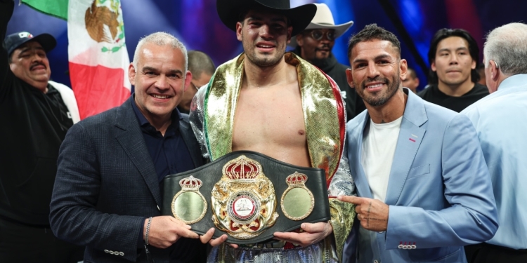 Zurdo Ramirez made history in Inglewood, first Mexican to be cruiserweight champ