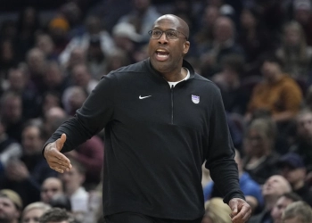 Kings agree to a contract extension with coach Mike Brown, AP source says