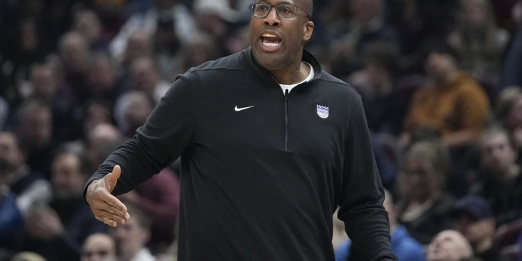 Kings agree to a contract extension with coach Mike Brown, AP source says