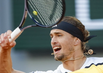 Alexander Zverev reaches his fourth consecutive French Open semifinal as trial proceeds