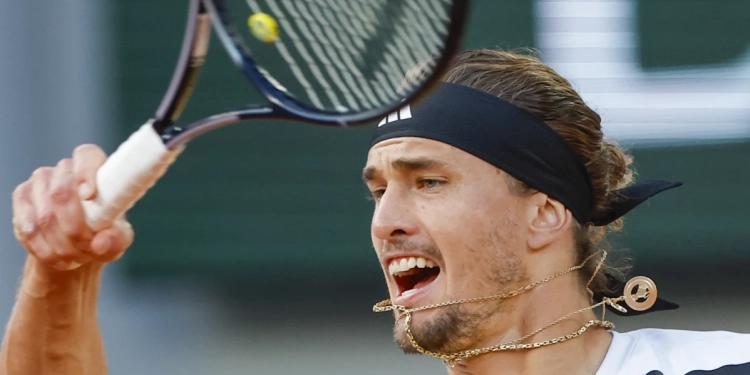 Alexander Zverev reaches his fourth consecutive French Open semifinal as trial proceeds