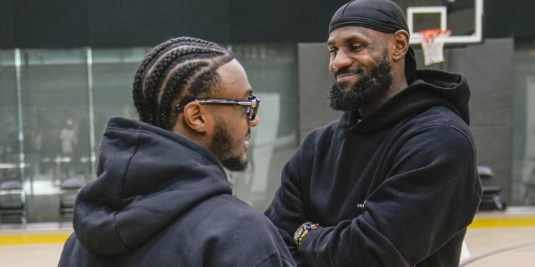 LeBron James agrees to a 2-year extension with the Los Angeles Lakers