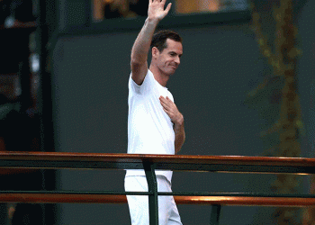 Fans salute Andy Murray in moving Centre Court sendoff