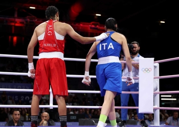 Italian boxer walks away from the ring causing a row over gender issue