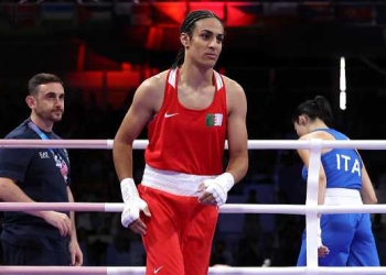 Italian boxer walks away from the ring causing a row over gender issue