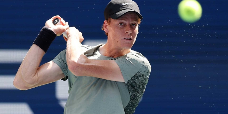 Jannik Sinner beats Medvedev in 4 sets to reach first US Open semi-finals, overcoming doping scare