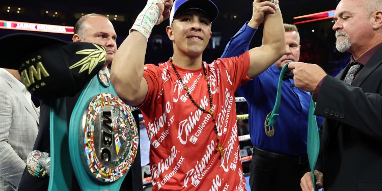 Jaime Munguia KOs Erik Bazinyan in super middleweight scorcher