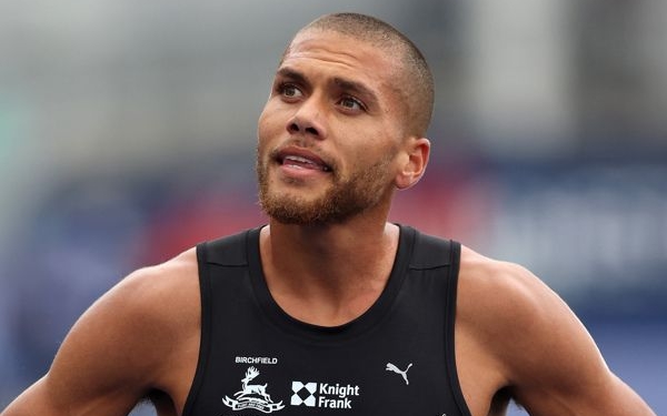 Giles breaks world road mile record in Dusseldorf