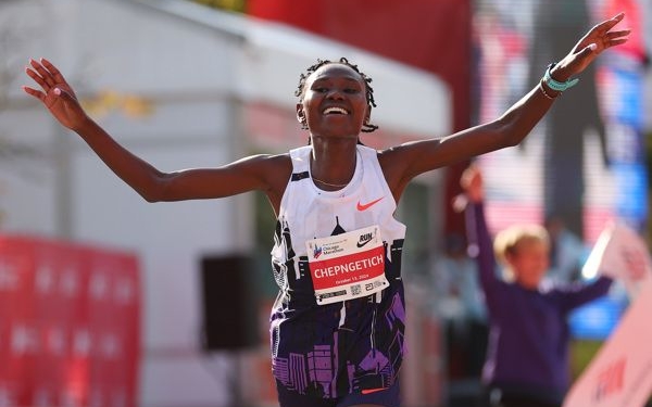 Chepngetich smashes world marathon record in Chicago with 2:09:56