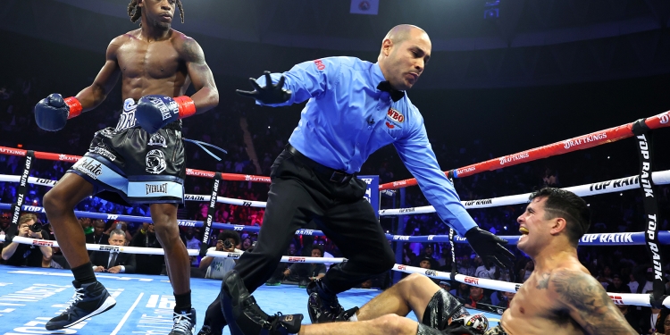 Keyshawn Davis sends Gustavo Lemos to sleep in 2