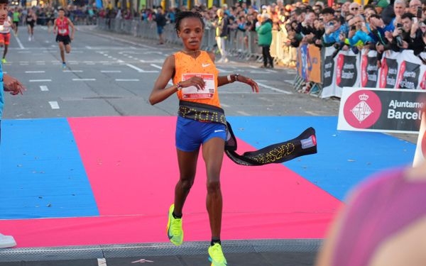 Chebet smashes world 5km record with 13:54 in Barcelona