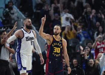 Stephen Curry becomes first player in NBA history to make 4,000 3-pointers