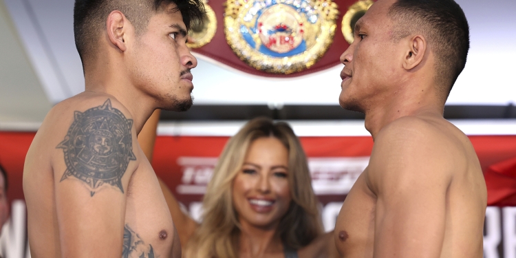 Emanuel Navarrete, Charly Suarez on weight for WBO world title fight